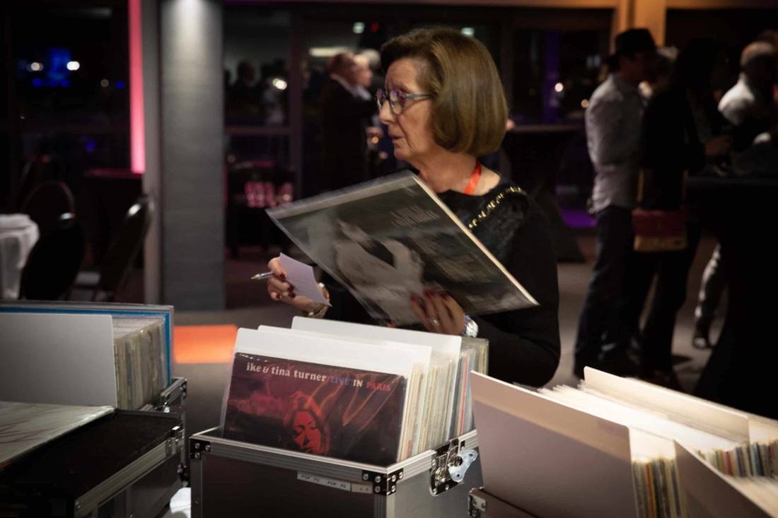 Convive fouinant dans les bacs à vinyles — soirée privée Normandie