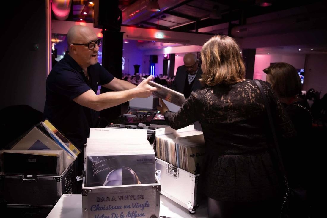 Didier DJ Universal DJ — animation bacs vinyles soirée gala Normandie