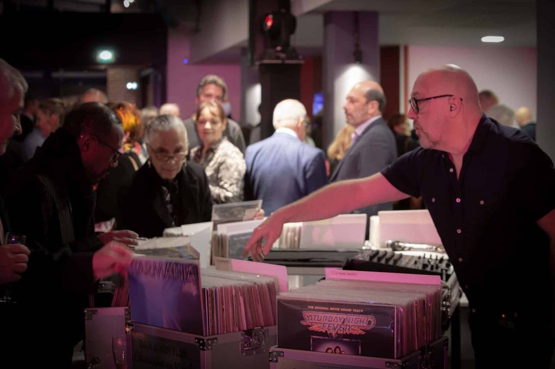 Groupe d'invités autour des bacs à vinyles — animation Bar à Vinyles Normandie