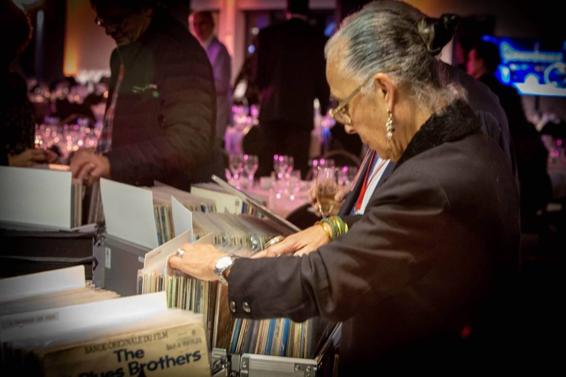 Invitée choisissant un vinyle pendant le cocktail — Universal DJ Normandie