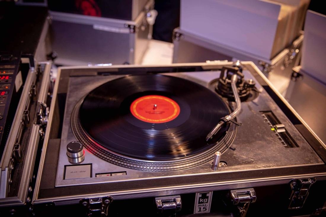 Platine professionnelle Bar à Vinyles — Universal DJ Normandie