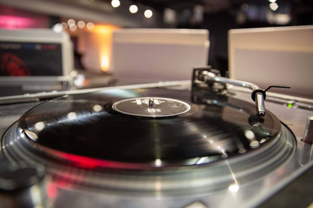 Platine vinyle professionnelle — Bar à Vinyles Universal DJ Normandie